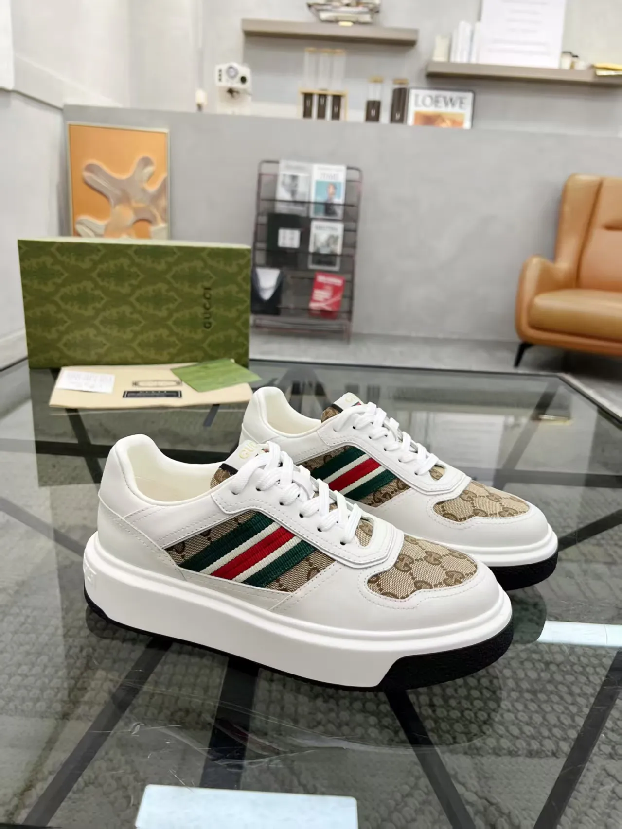 Factory price: 460💰Gucci’s new men’s shoes GUCCI] latest shoes shipped. Original quality, fashionable, made of special materials, sheepskin lining, brand new packaging. The foot feels super comfortable and the workmanship is impeccable. Size: 38-44, customized 45